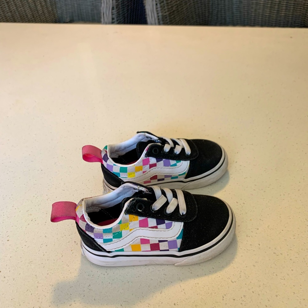 Super cute Vans snickers size 5